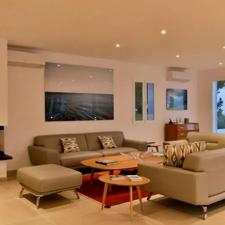Newly Rebuilt Stylish Apartment Zamardi