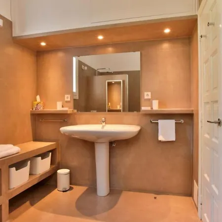 Newly Rebuilt Stylish Apartment Zamardi